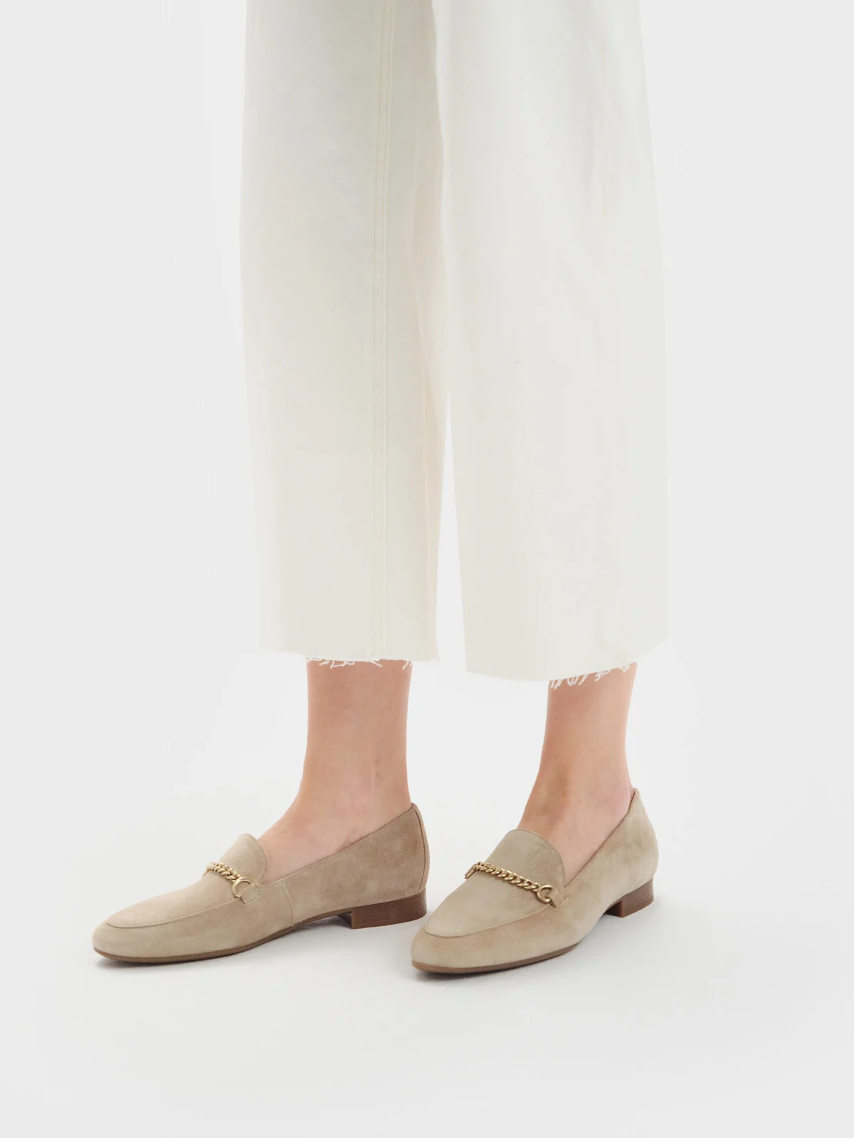 Piaskowe mokasyny ze złotym łańcuszkiem