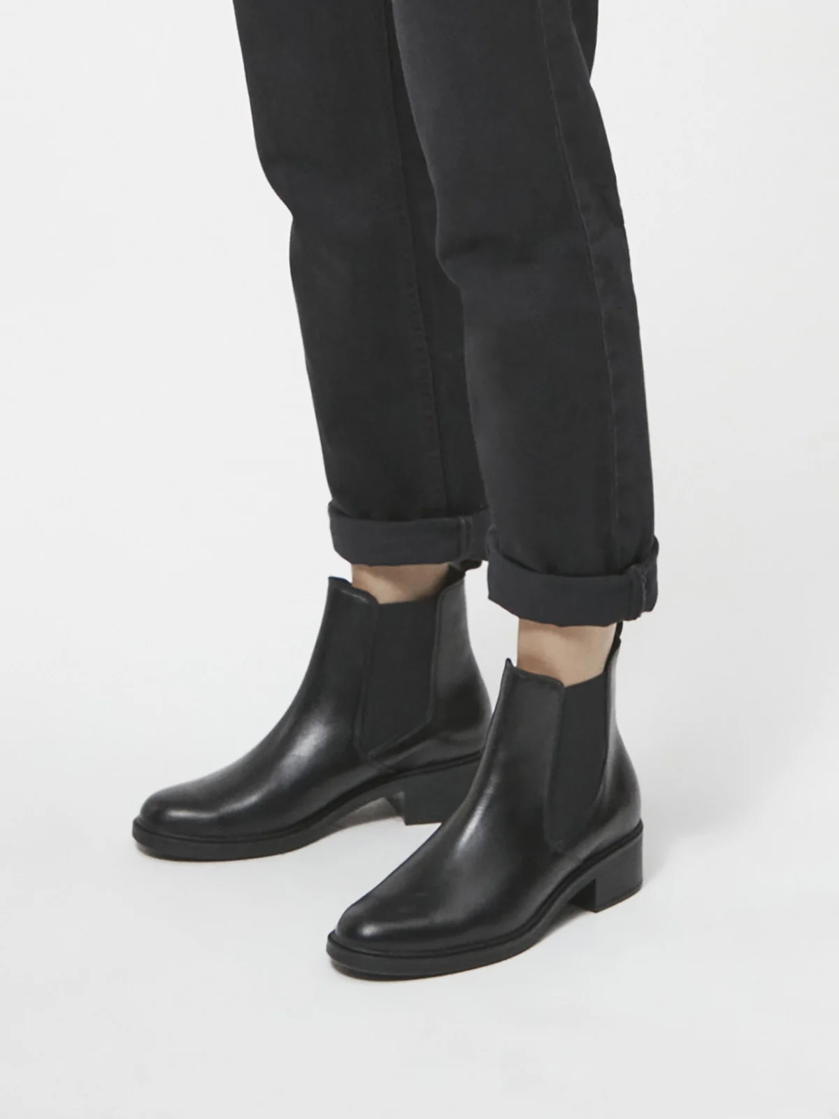 Czarne sztyblety na niskim obcasie