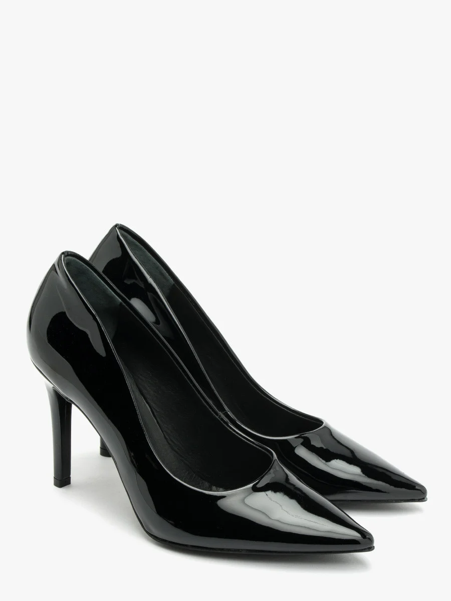 Czarne, lakierowane czółenka na wysokiej szpilce