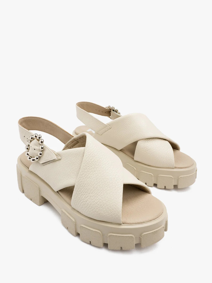 Kremowe sandały z ozdobną klamrą