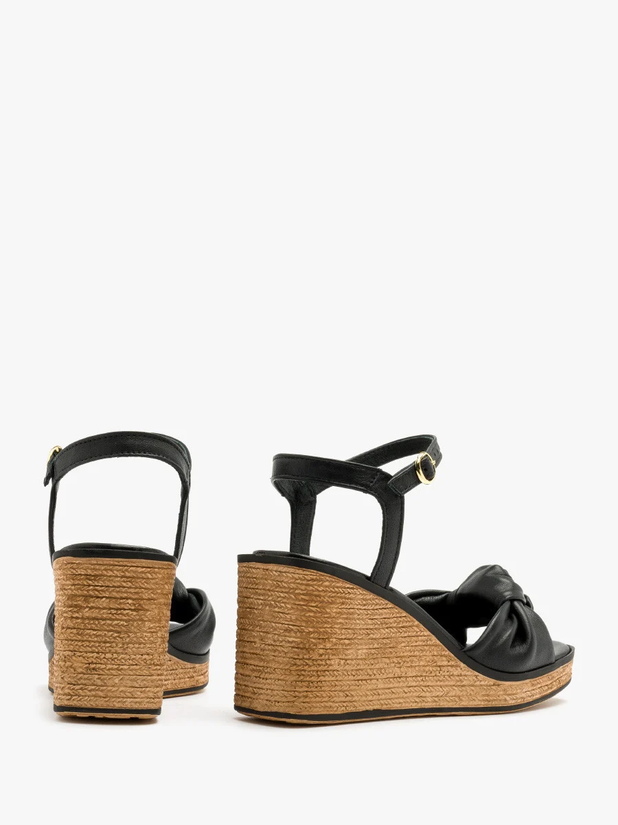 Czarne sandały na koturnie z ozdobną cholewką