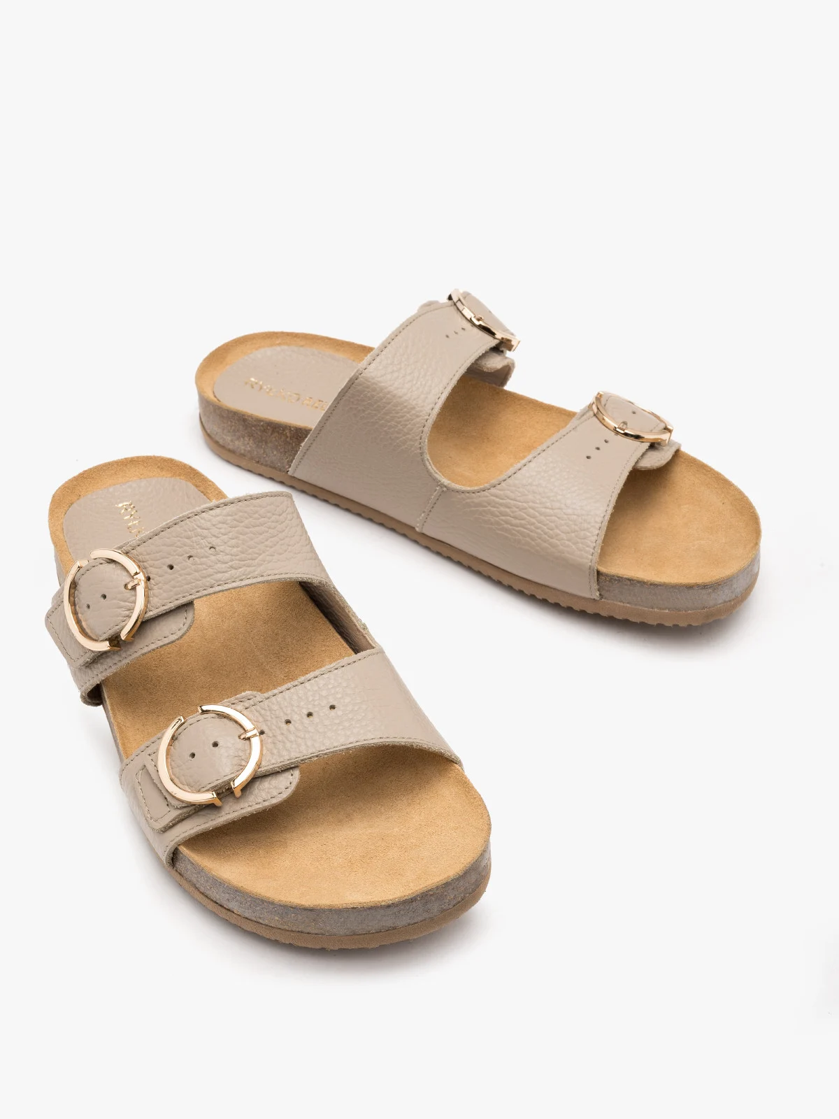 Beżowe klapki ze złotymi sprzączkami