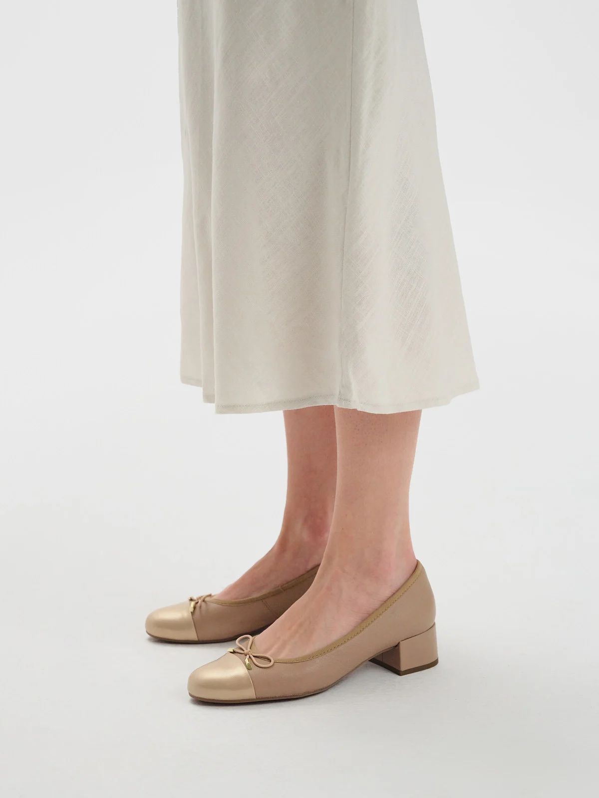 Beżowo-złote czółenka z ozdobną kokardą