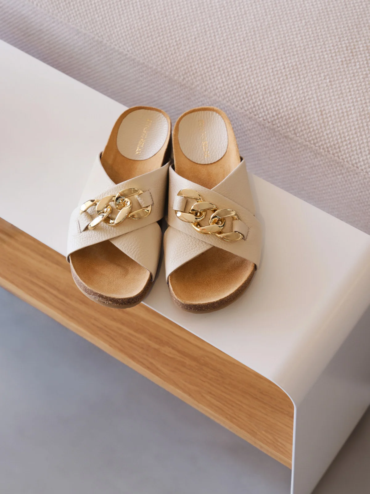 Kremowe klapki ze złotym łańcuchem