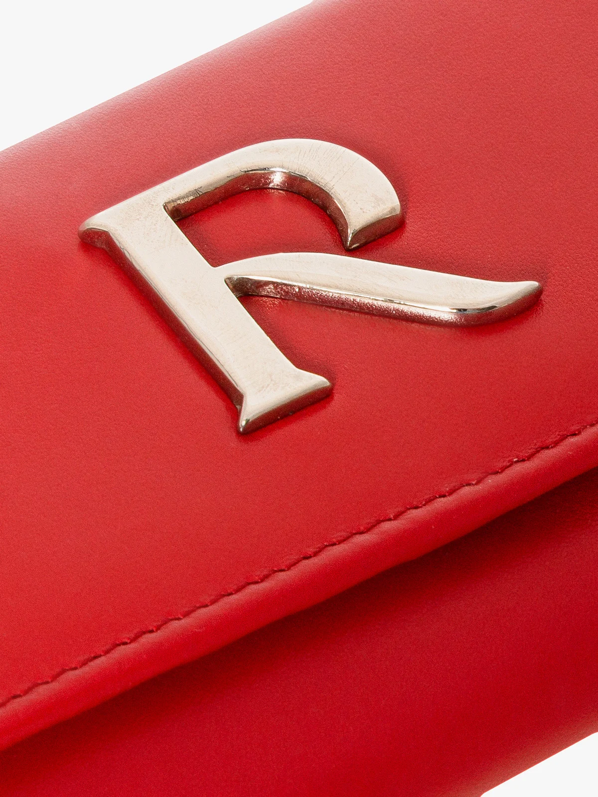 Czerwony portfel ze srebrnym detalem