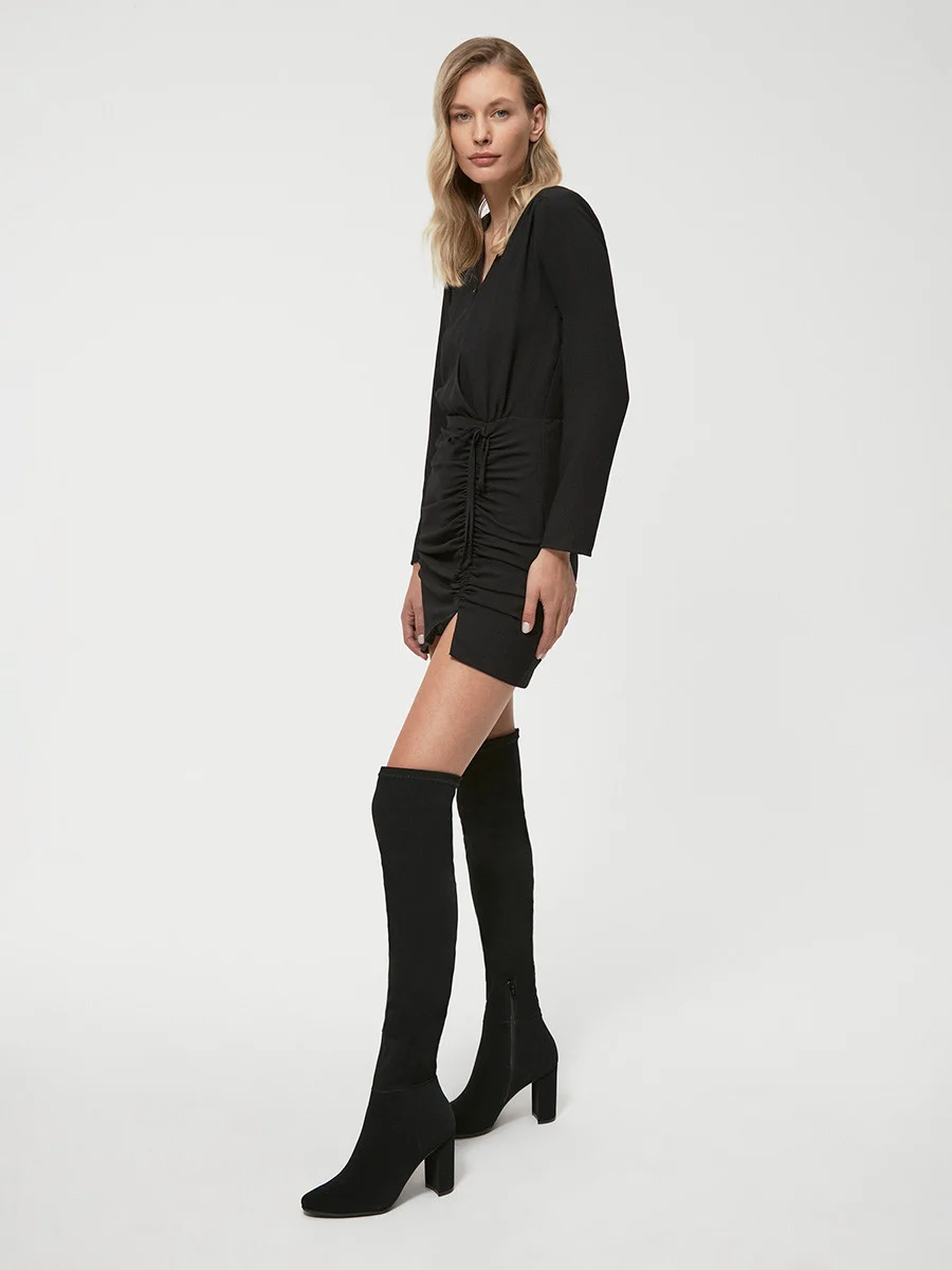 Czarne kozaki nad kolano na słupkowym obcasie