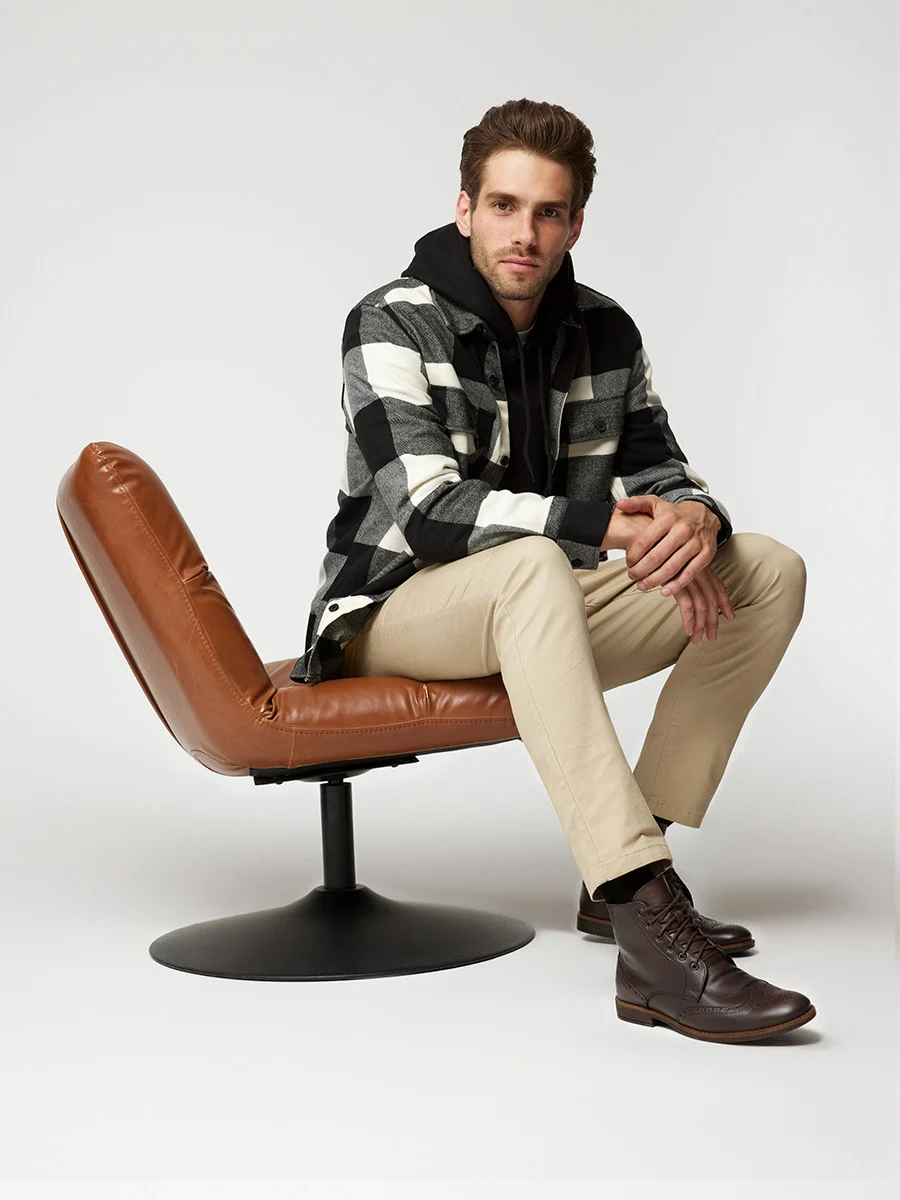 Brązowe trzewiki z ozdobną perforacją na cholewce