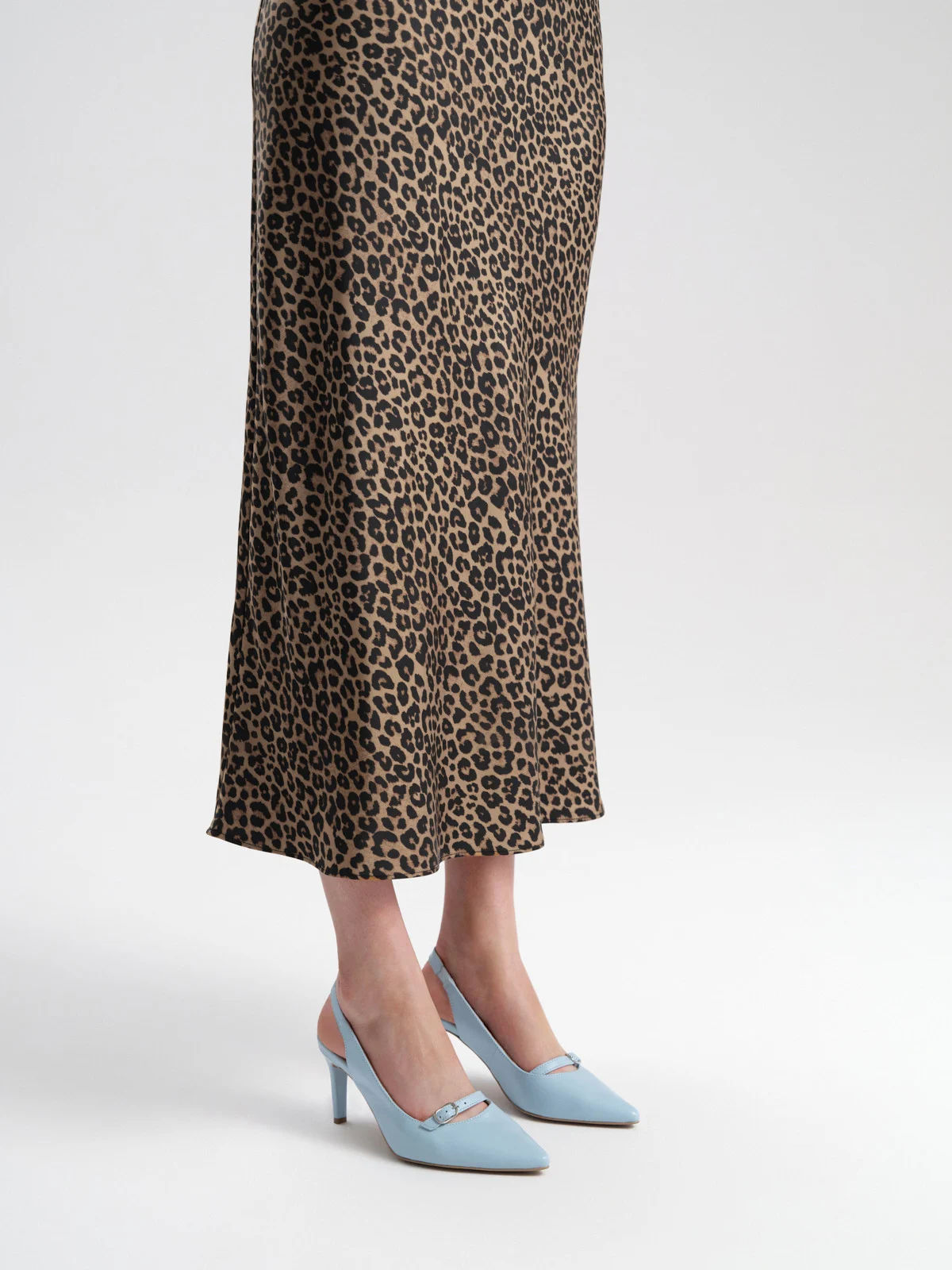 Niebieskie czółenka z ozdobnym paskiem