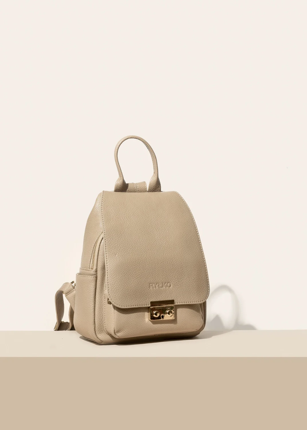 Ciemnobeżowy plecak ze złotymi elementami