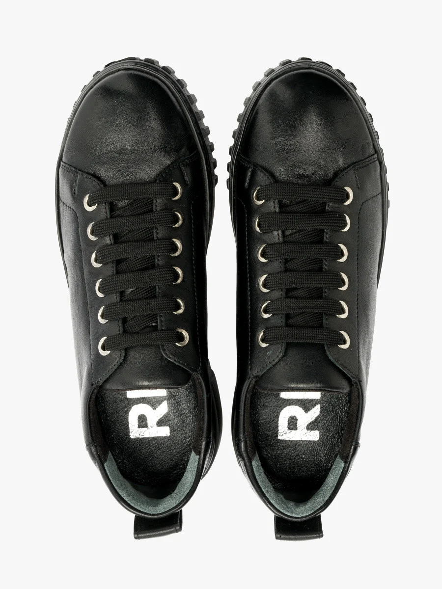 CZARNE PÓŁBUTY NA LEKKIEJ PODESZWIE