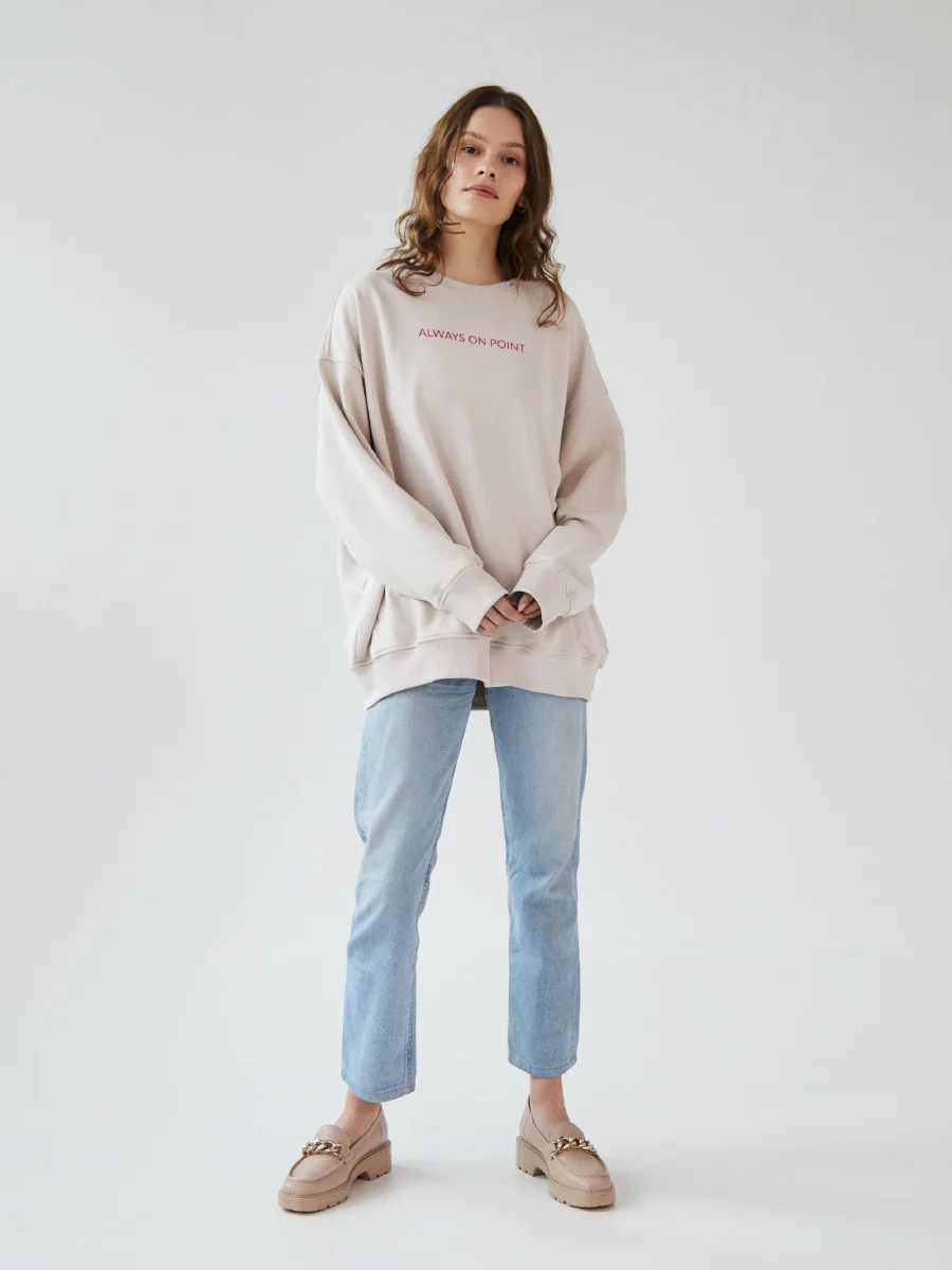 Różowe mokasyny ze złotym łańcuchem ozdobnym