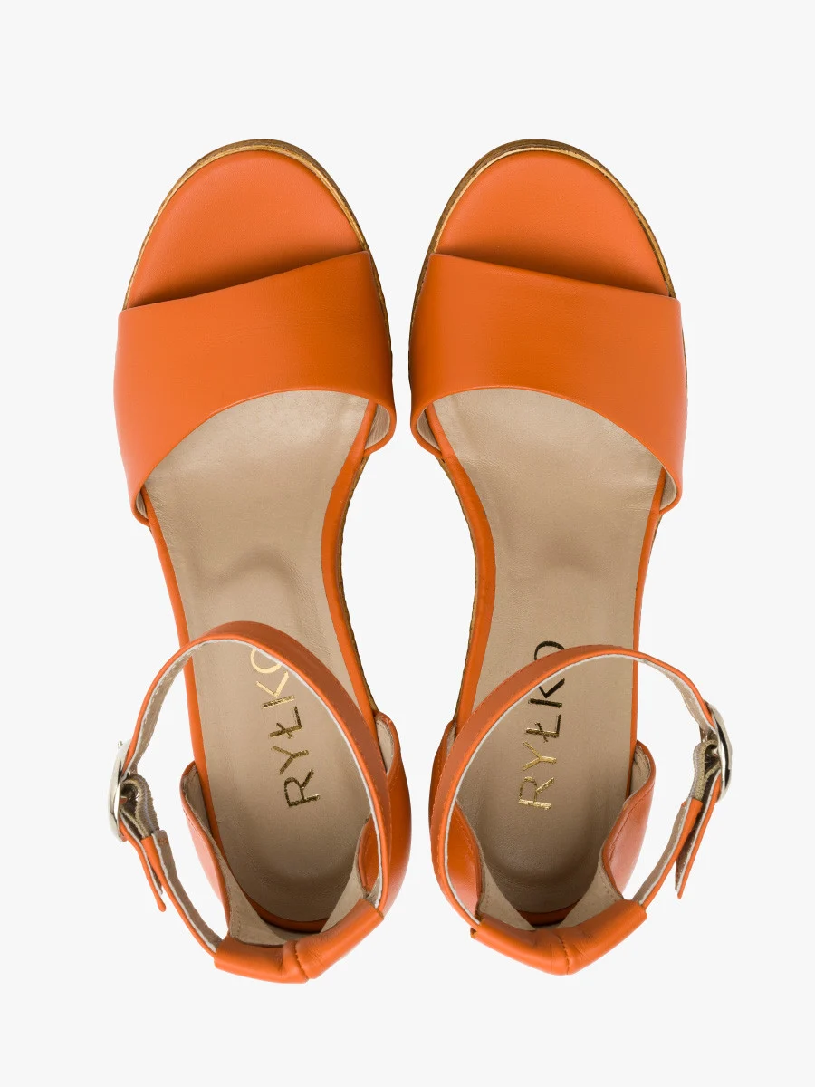 Dwuczęściowe pomarańczowe sandały na koturnie