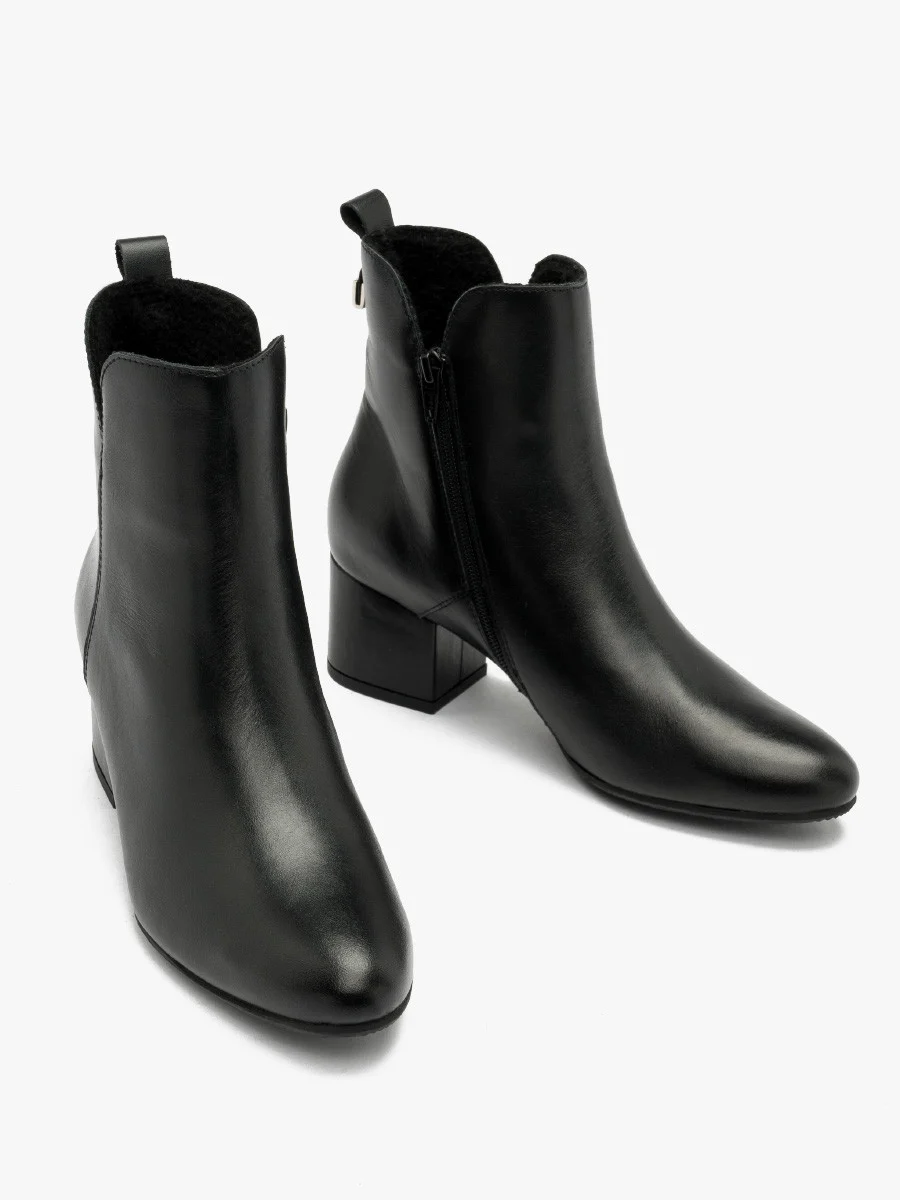 Czarne botki na niskim obcasie