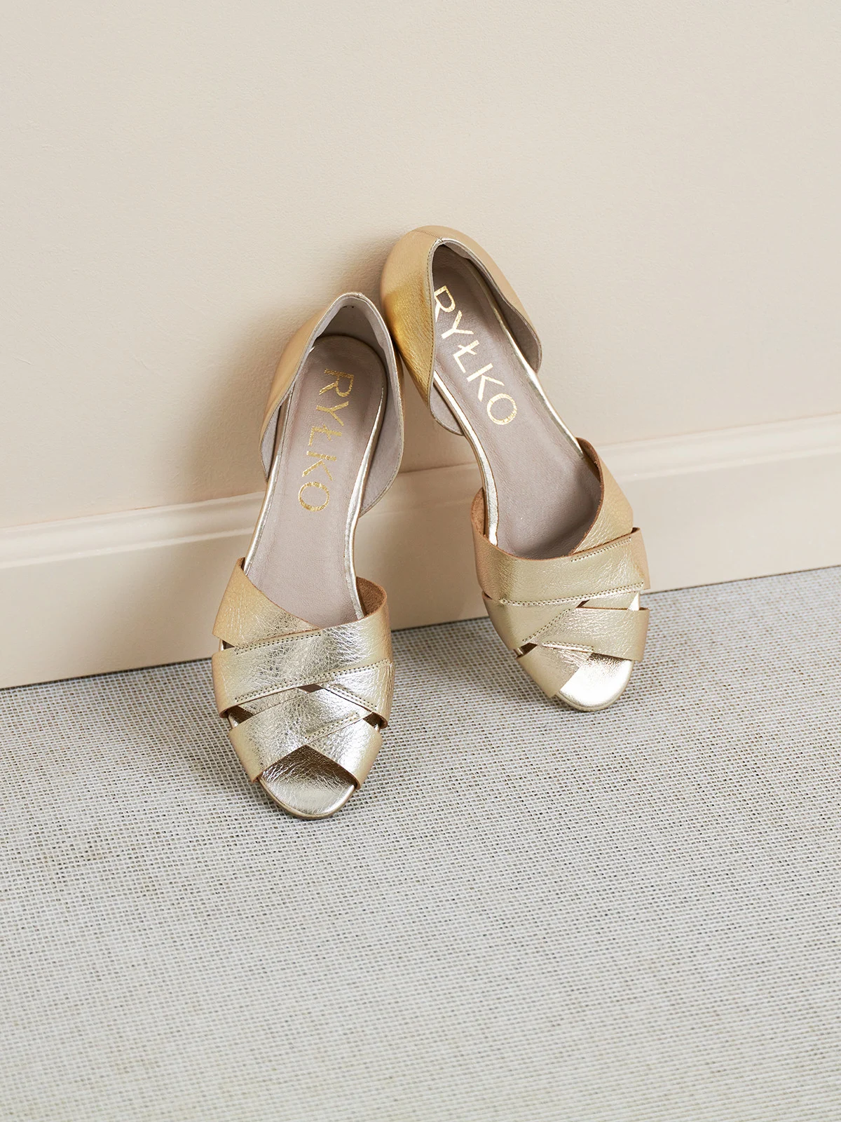 Platynowe baleriny z zakrytą piętą