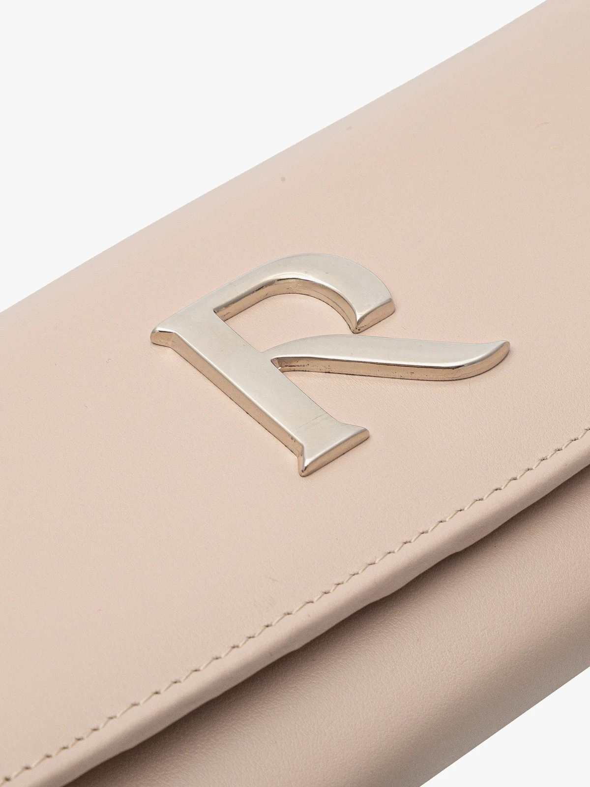 Beżowy portfel damski ze srebrnymi detalami