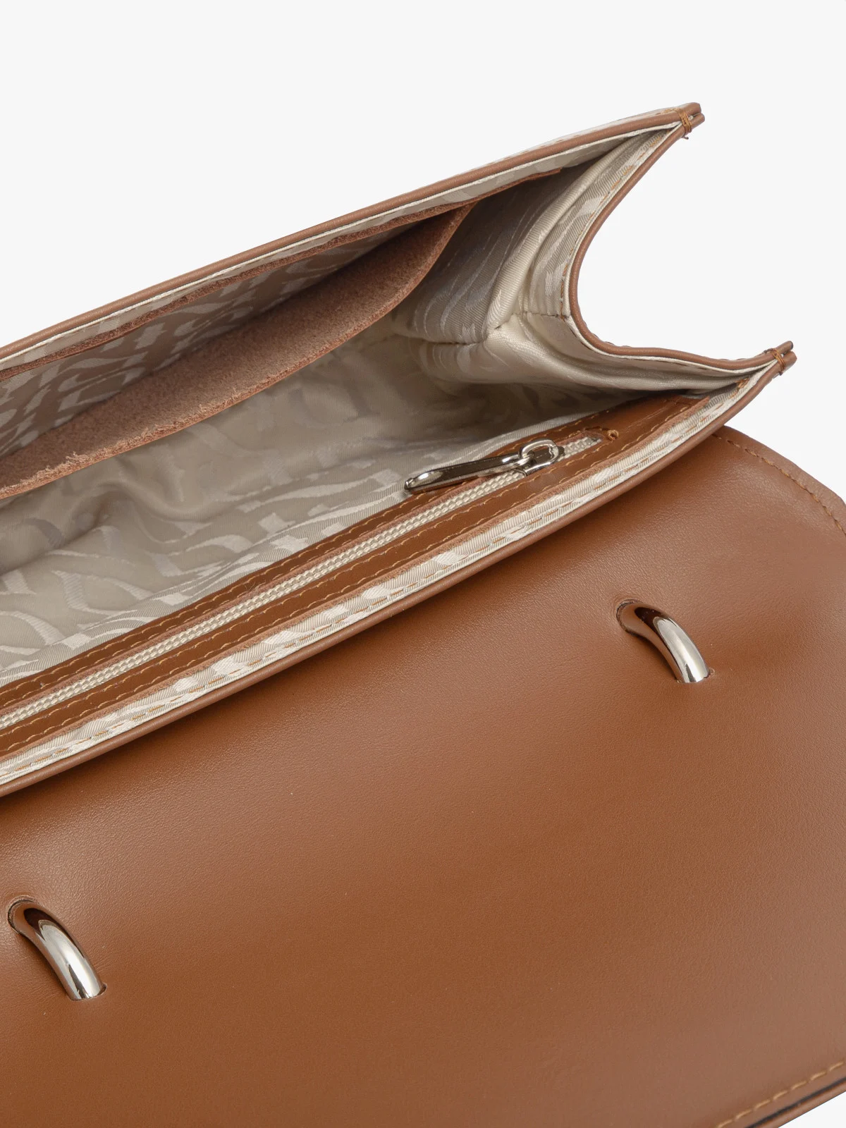 Brązowa torebka typu kopertówka na srebrnym łańcuszku