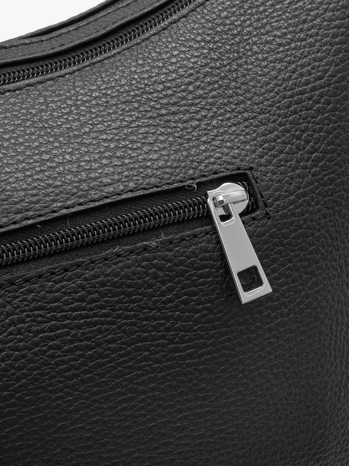 Czarna torebka średniej wielkości