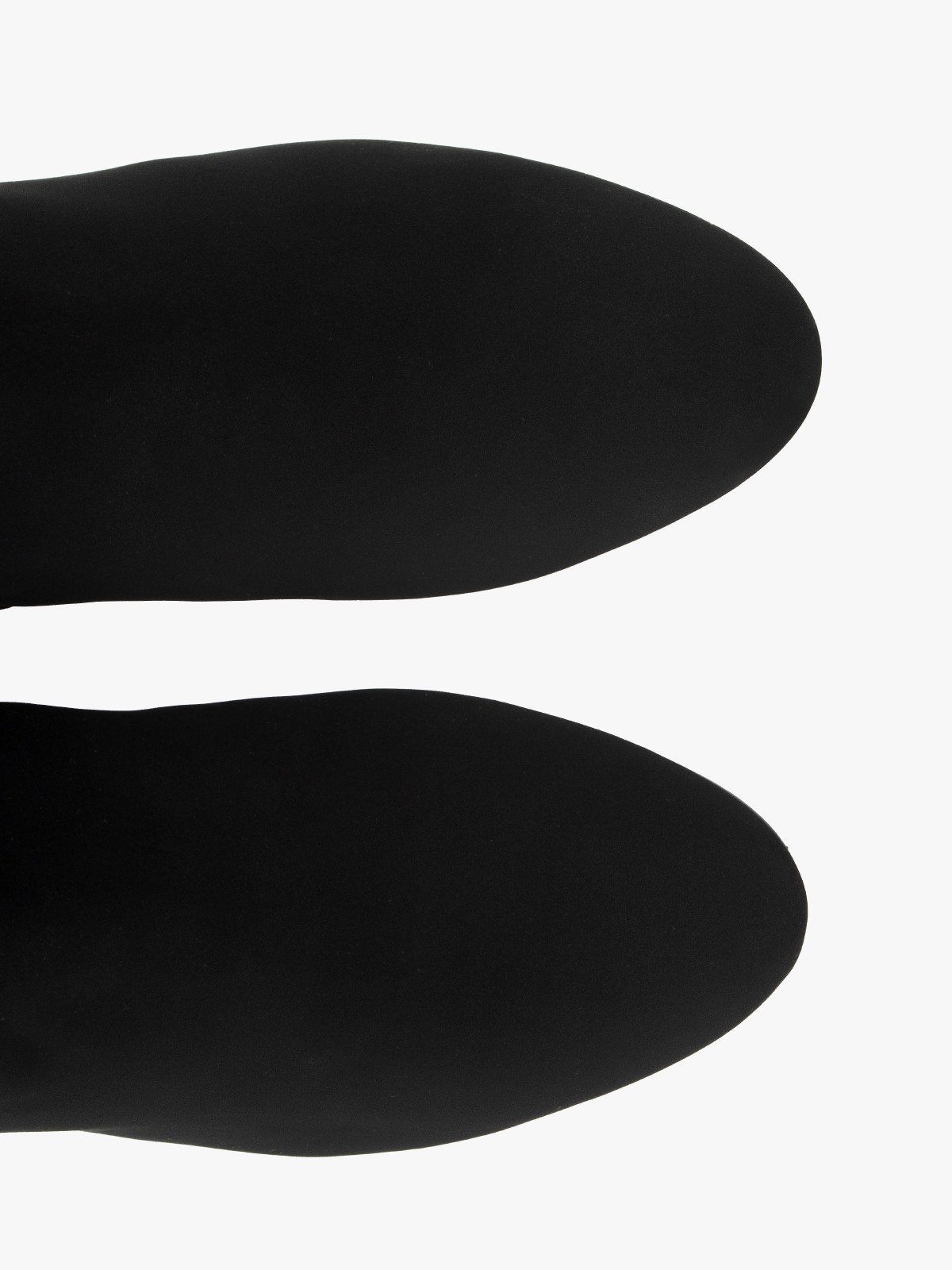 Elastyczne kozaki z wąską cholewką na niskim obcasie