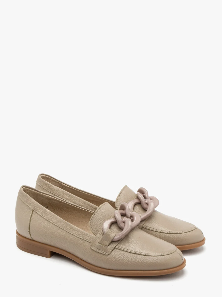 Beżowe mokasyny z masywną ozdobą