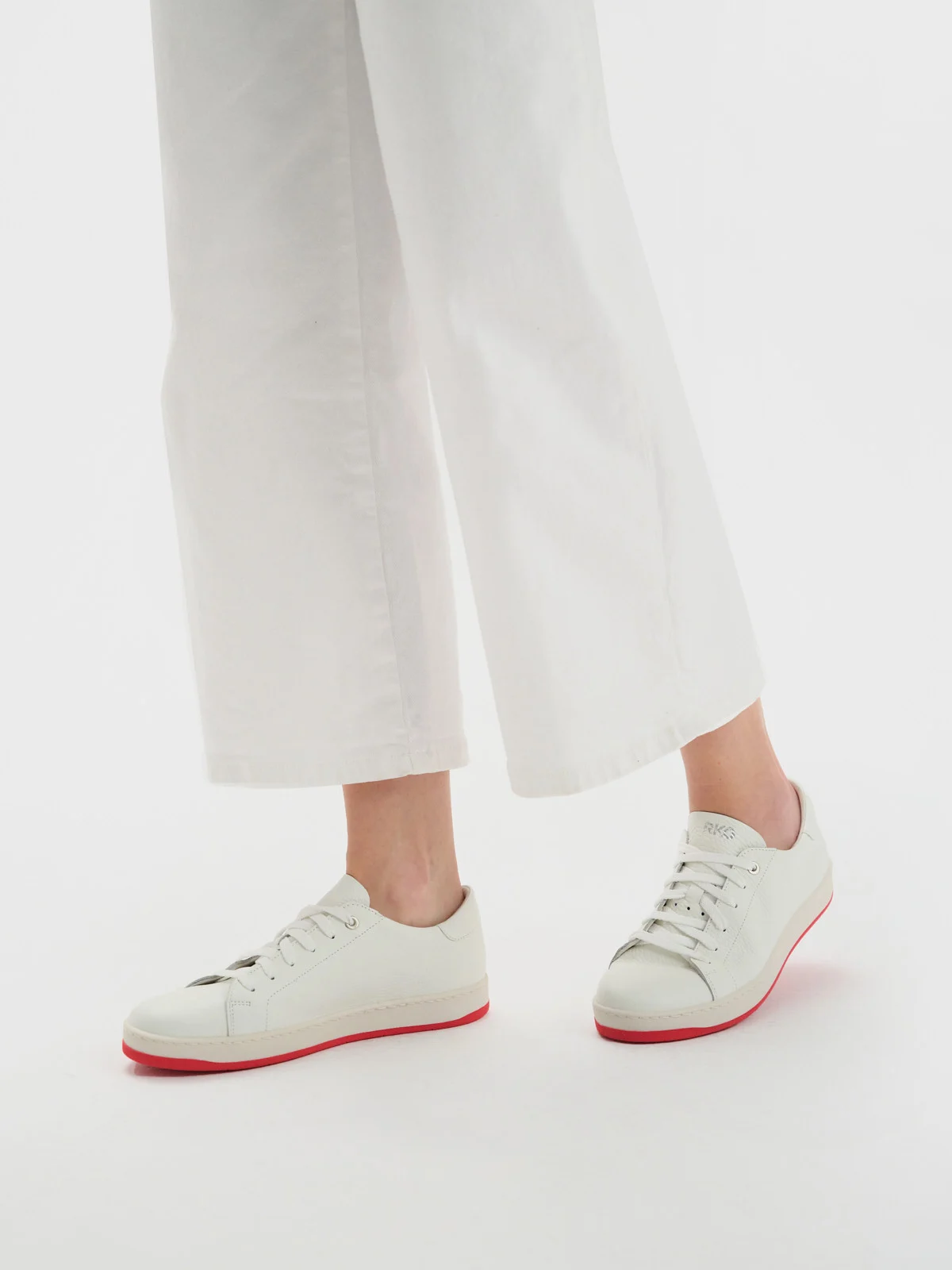 Białe półbuty sportowe na dwukolorowym spodzie