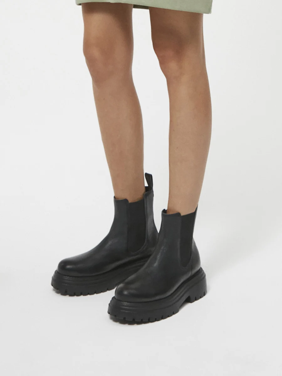 Czarne sztyblety damskie na lekkiej podeszwie