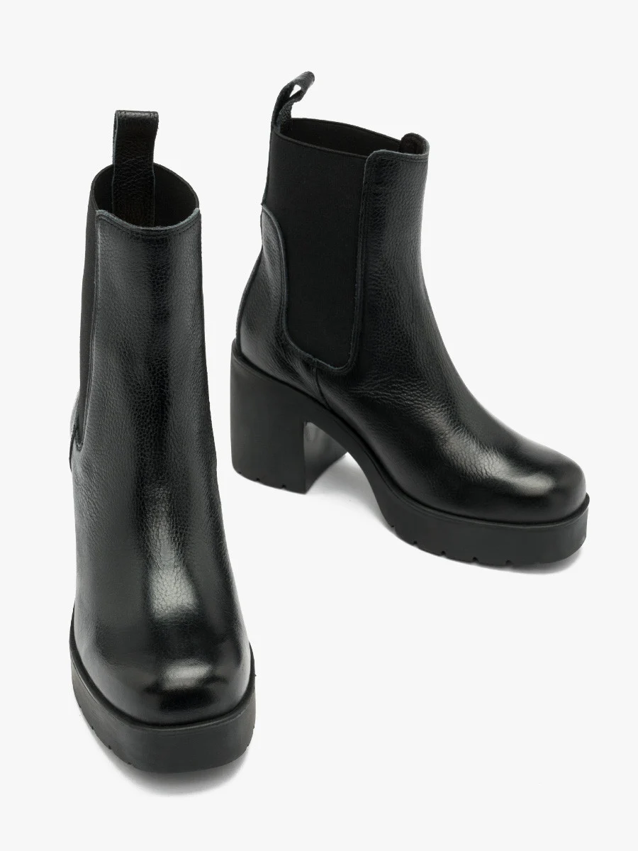 Czarne sztyblety na masywnym obcasie