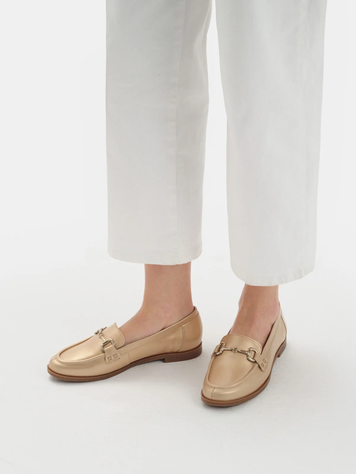 Złote mokasyny damskie