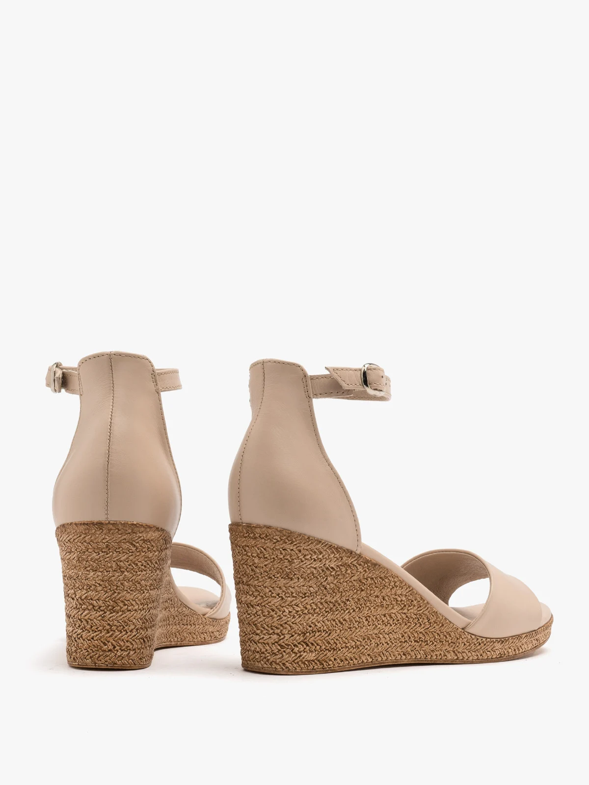 Beżowe sandały na platformie
