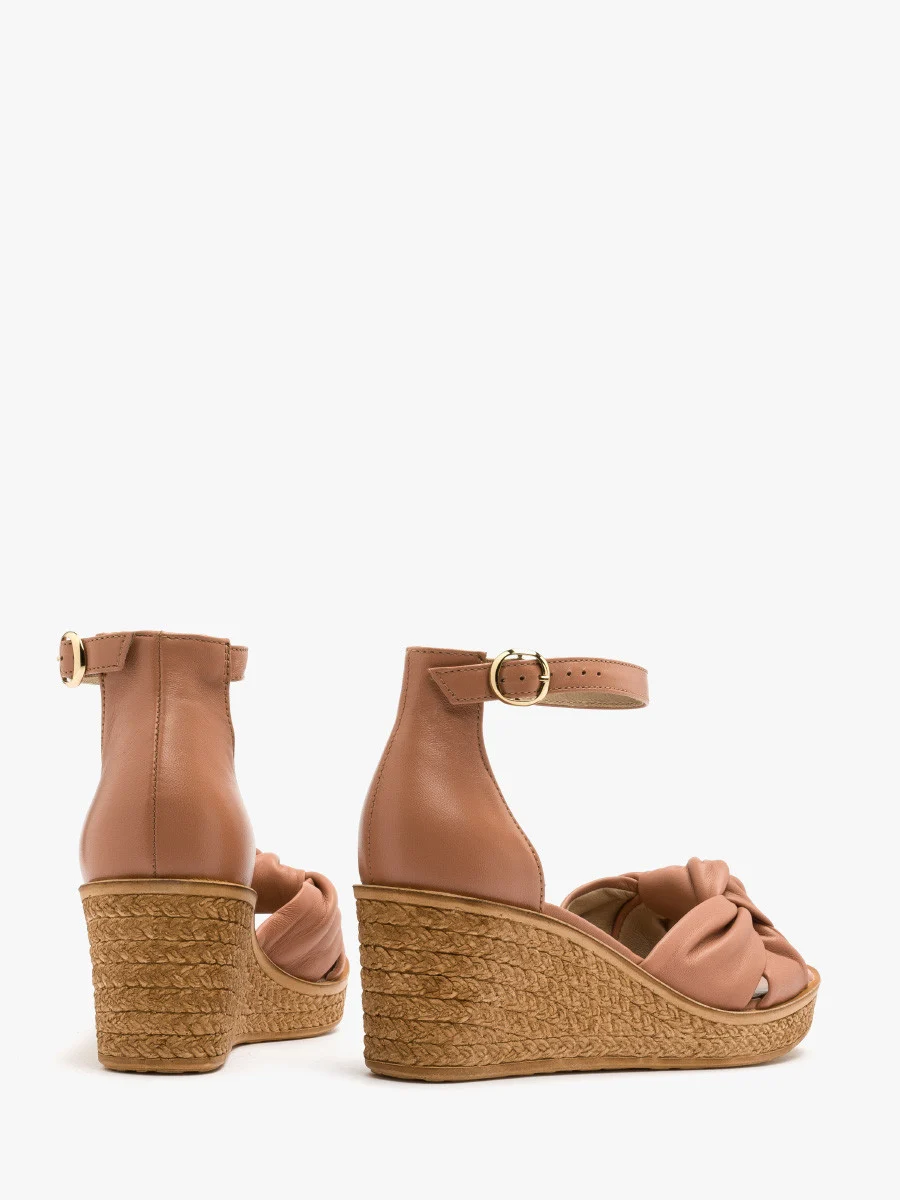 Różowe sandały z ozdobną cholewką