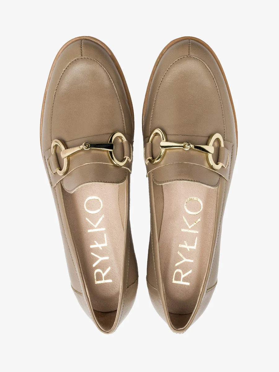 Beżowe mokasyny ze złotą ozdobą