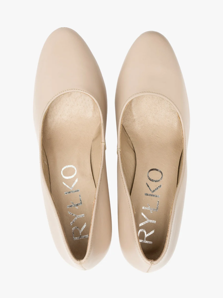 Czółenka na słupku w kolorze beżowym