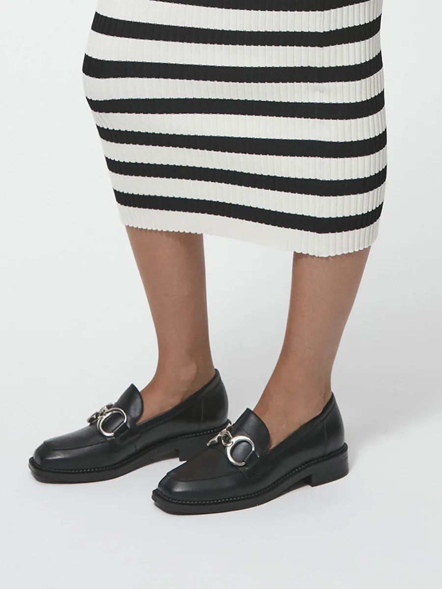 CZARNE MOKASYNY NA PŁASKIEJ PODESZWIE