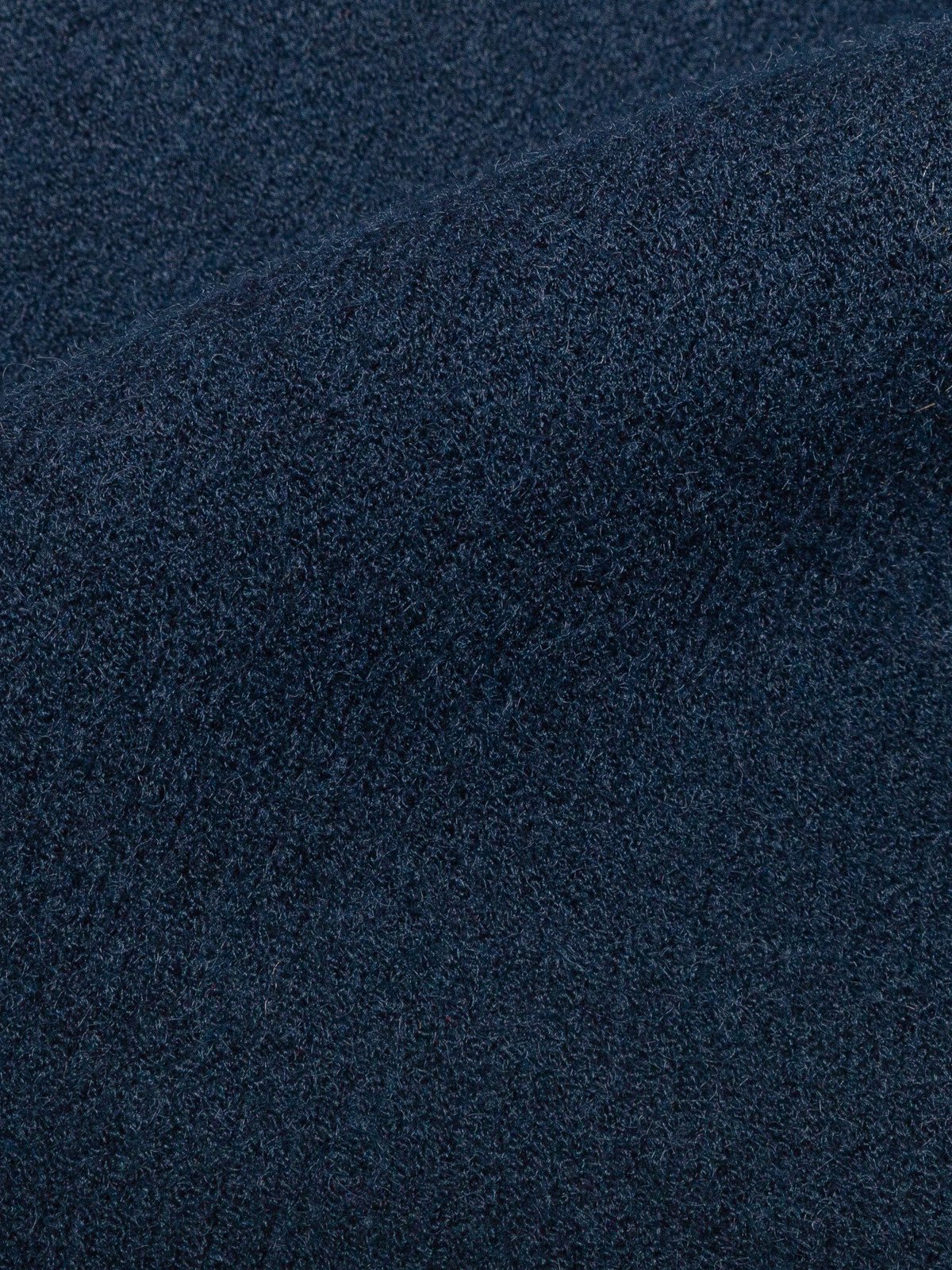 Granatowa czapka oraz szalik wykonane z tkaniny z domieszką wełny