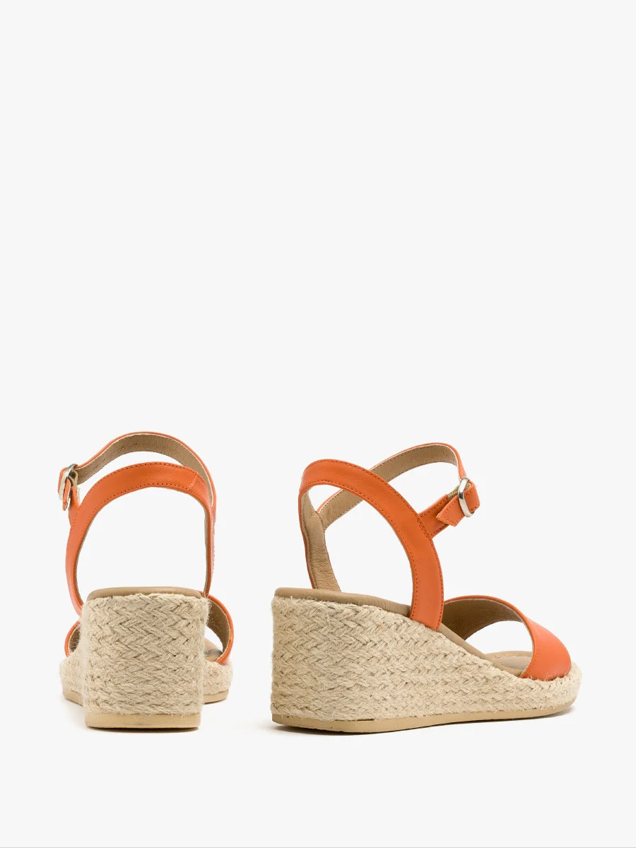 Pomarańczowe sandały na ozdobnej platformie