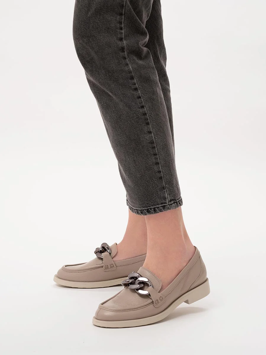 Beżowe mokasyny z masywnym łańcuchem