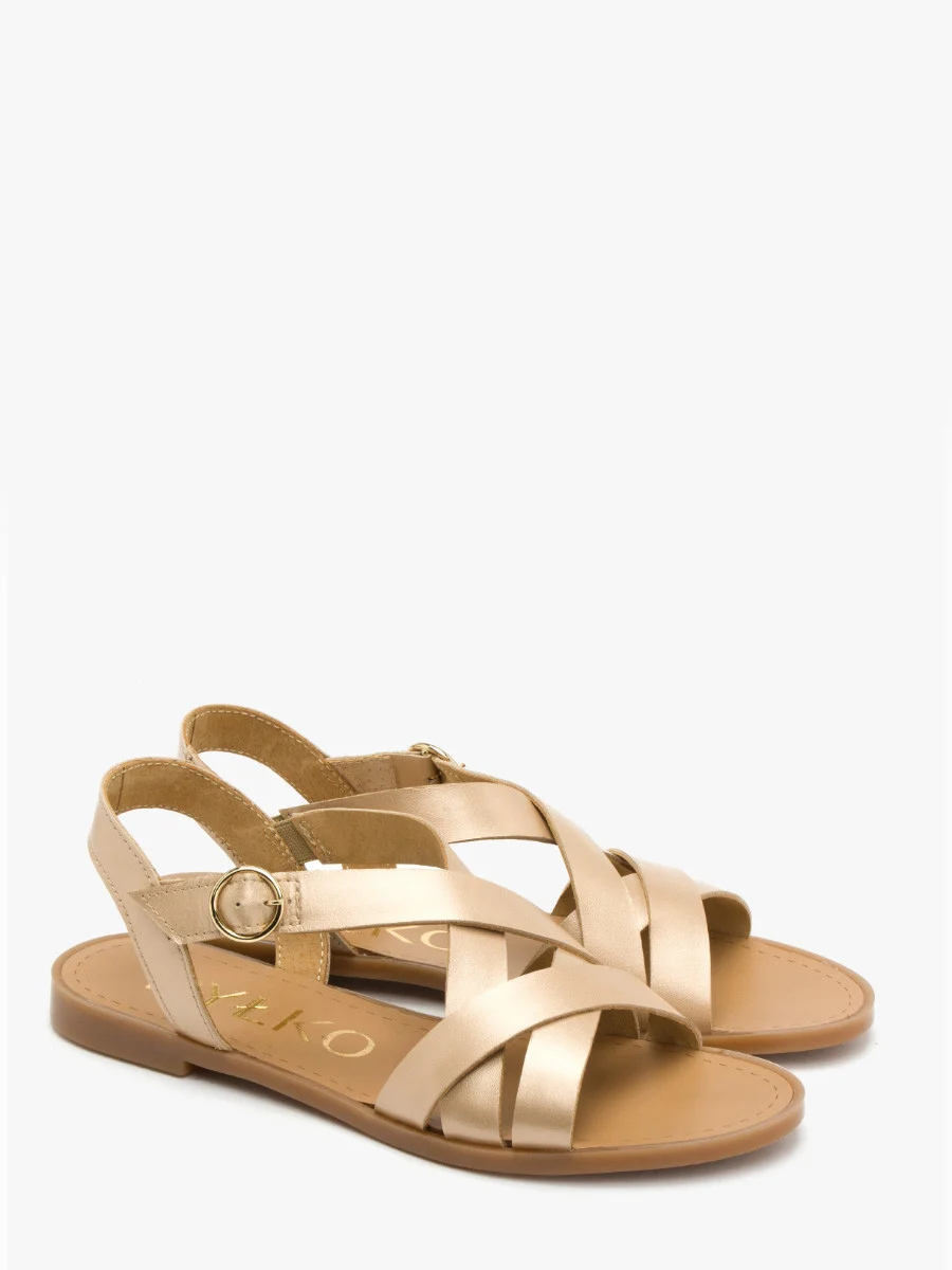 Złote sandały na płaskiej podeszwie