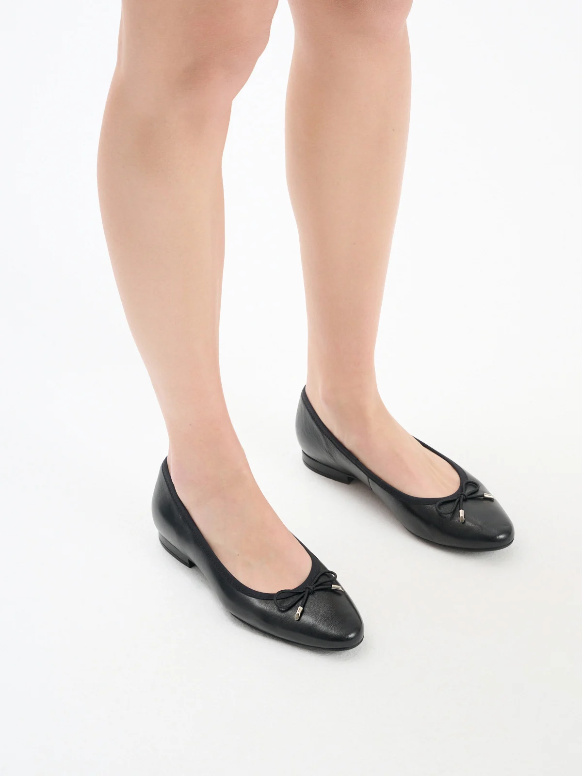 Czarne baleriny z ozdobną kokardą