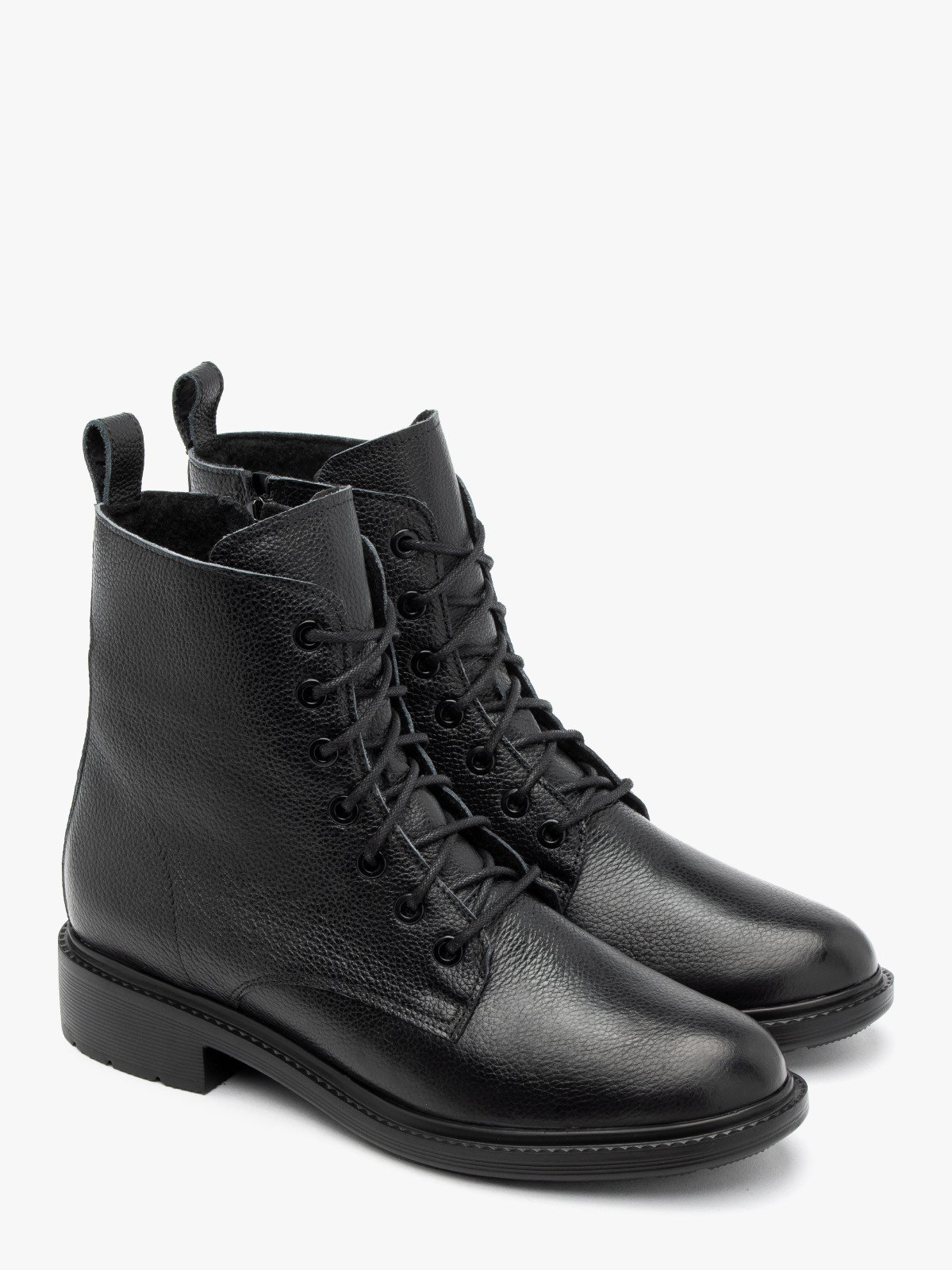 Czarne, sznurowane trzewiki na płaskim spodzie