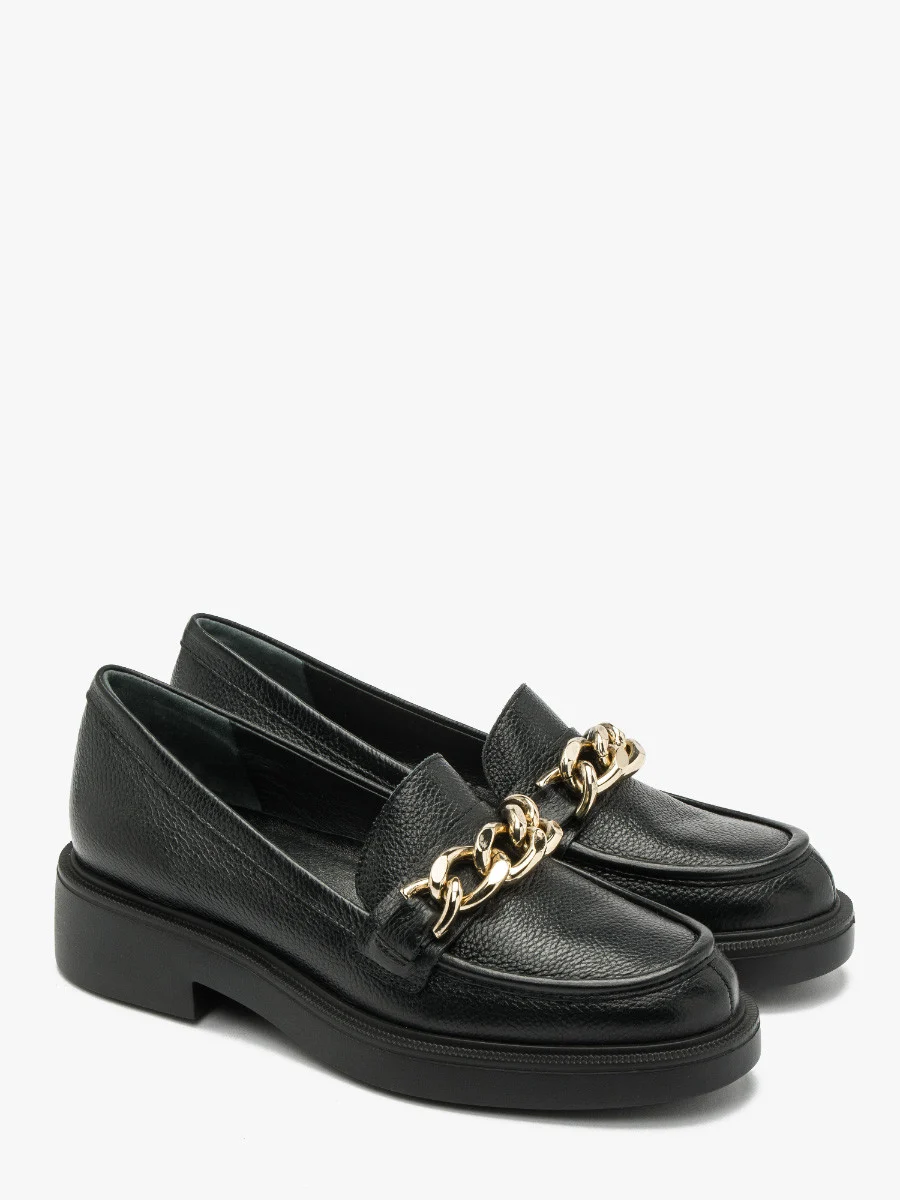 Czarne mokasyny ze złotym łańcuchem