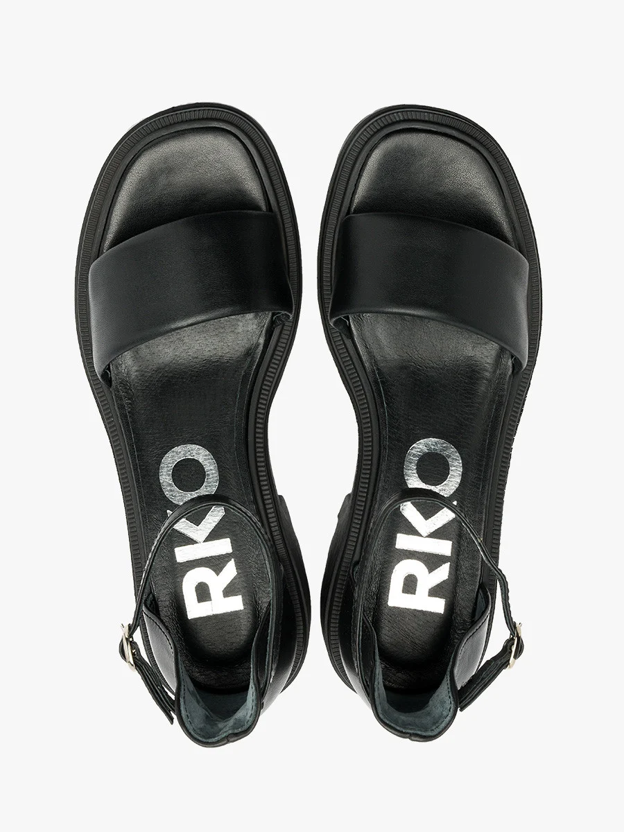 Czarne sandały na masywnym spodzie