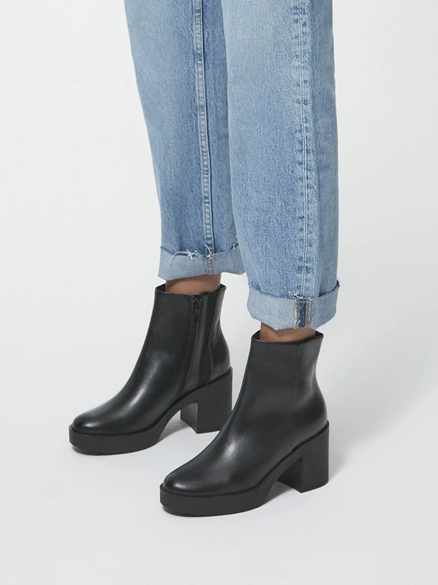 Czarne botki na masywnym obcasie