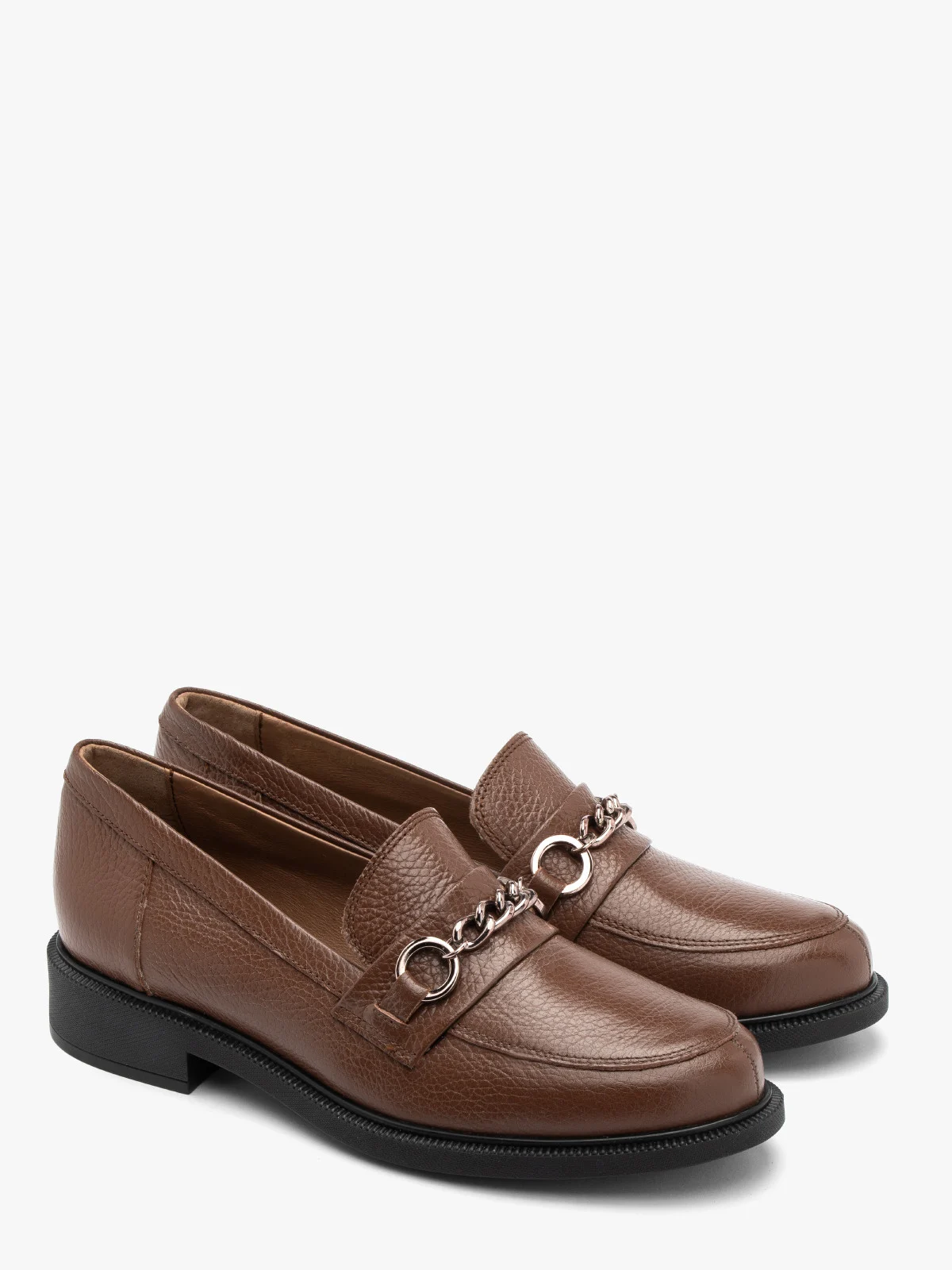 Brązowe mokasyny damskie ze złotym łańcuszkiem