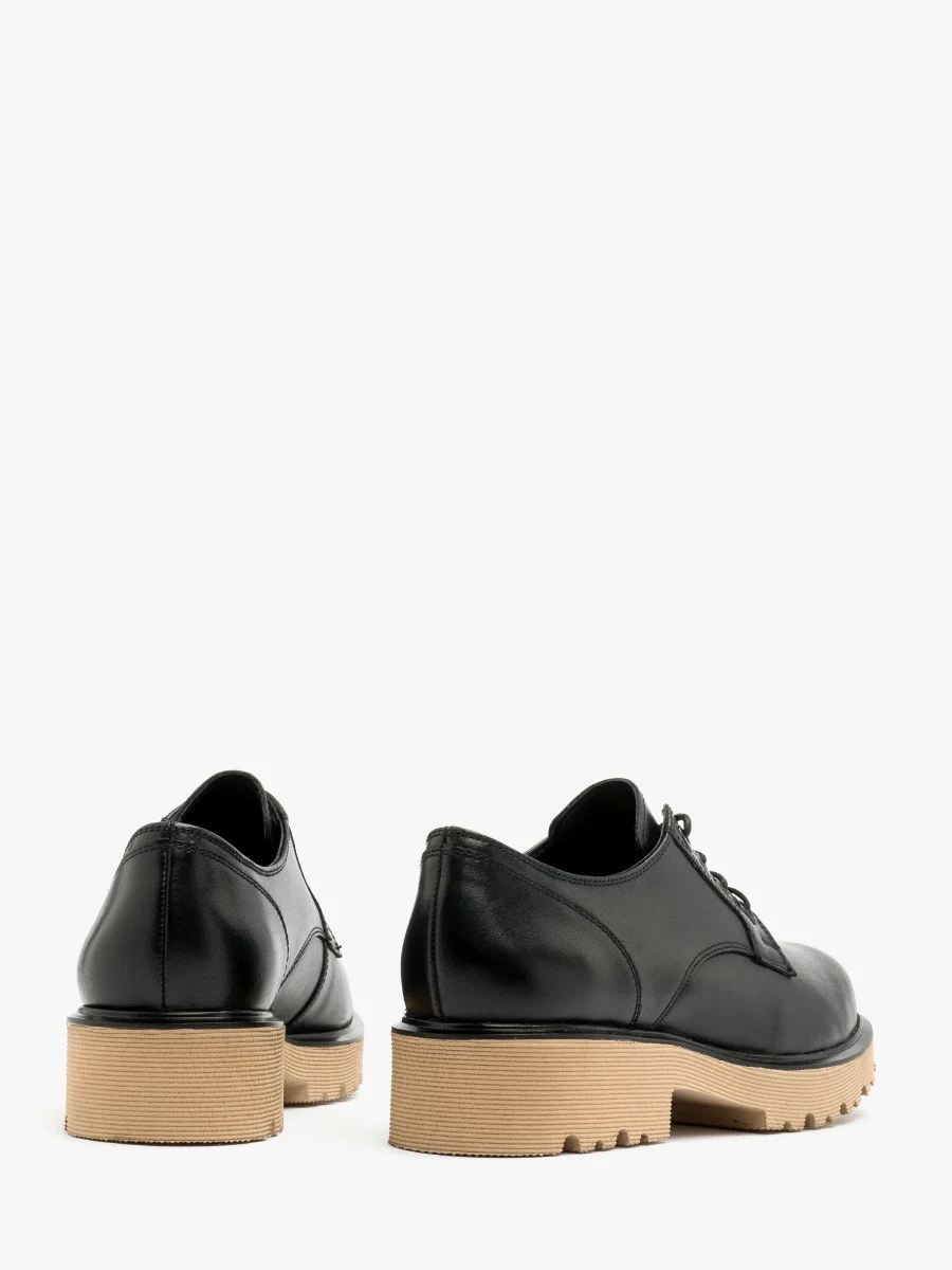 Czarne półbuty na beżowym spodzie