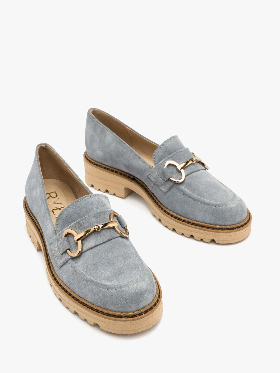 Niebieskie mokasyny ze złotą ozdobą