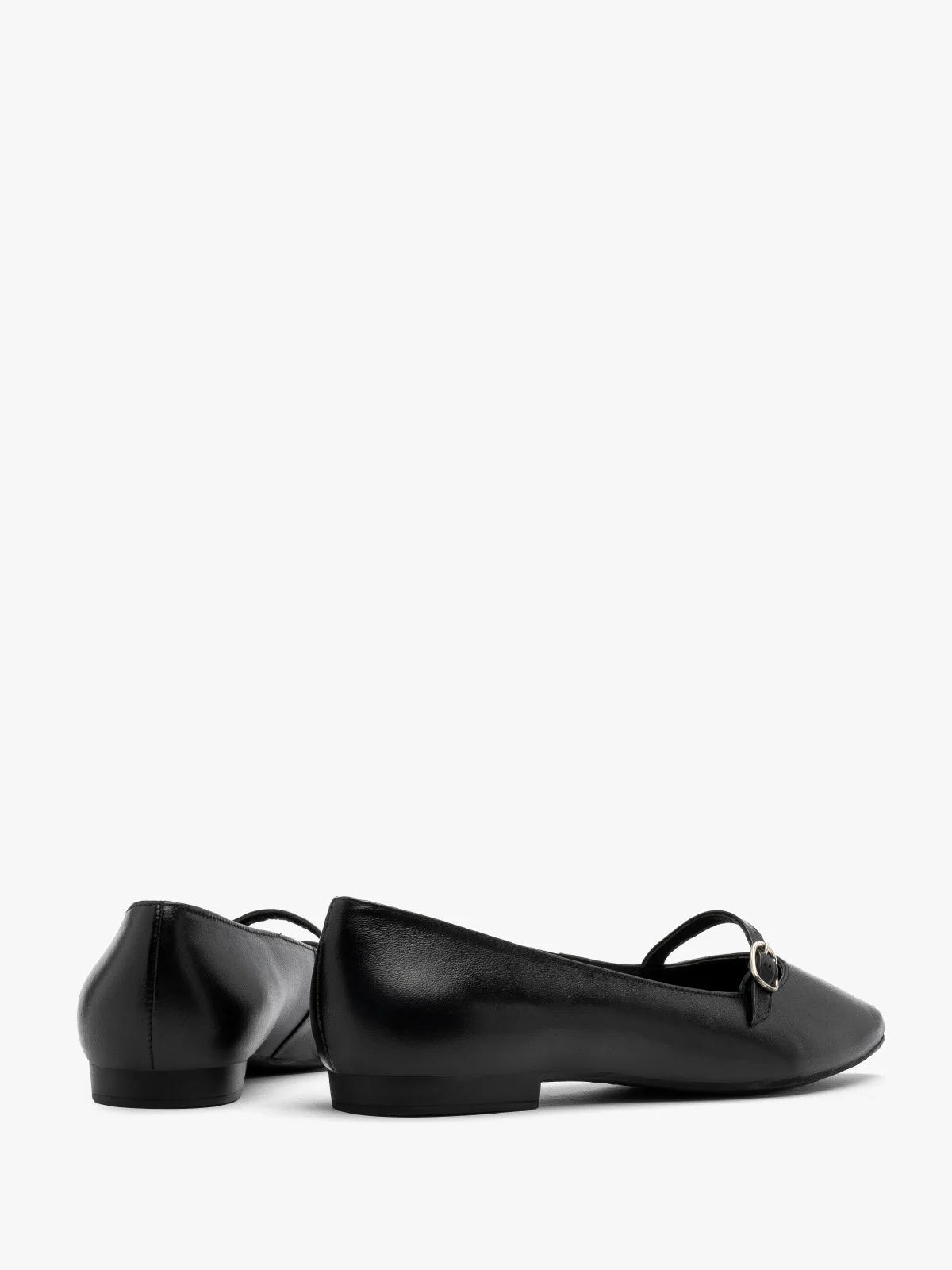 Czarne baleriny z noskiem w szpic oraz paskiem