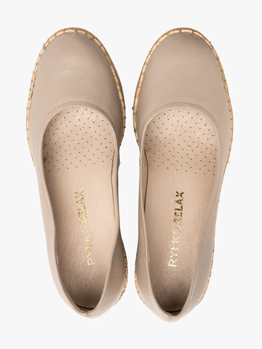 Beżowe czółenka z ozdobnym szyciem na platformie