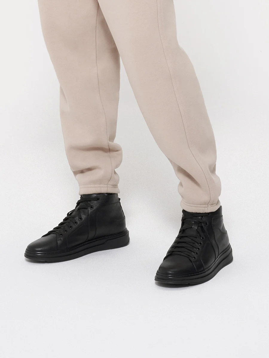 Czarne trzewiki na lekkim spodzie