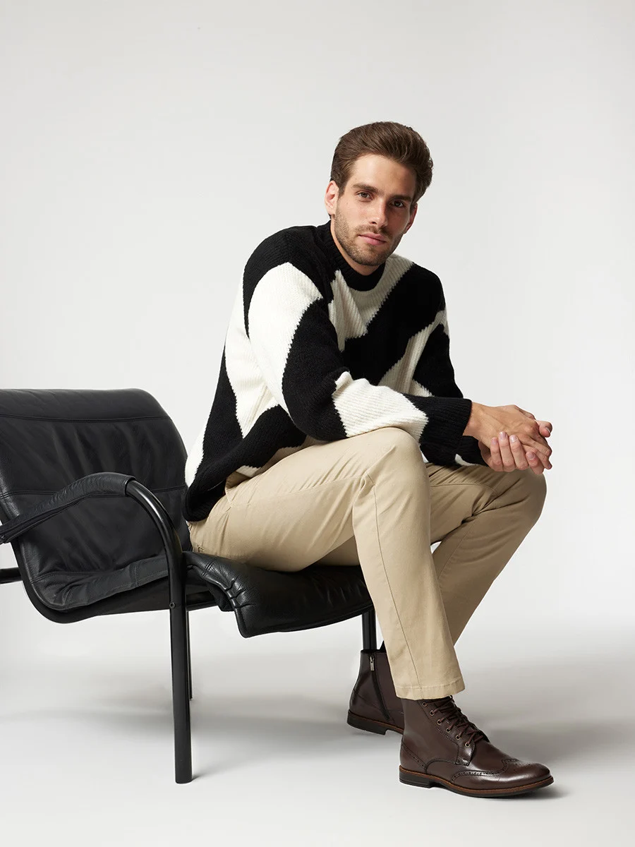 Brązowe trzewiki z ozdobną perforacją na cholewce