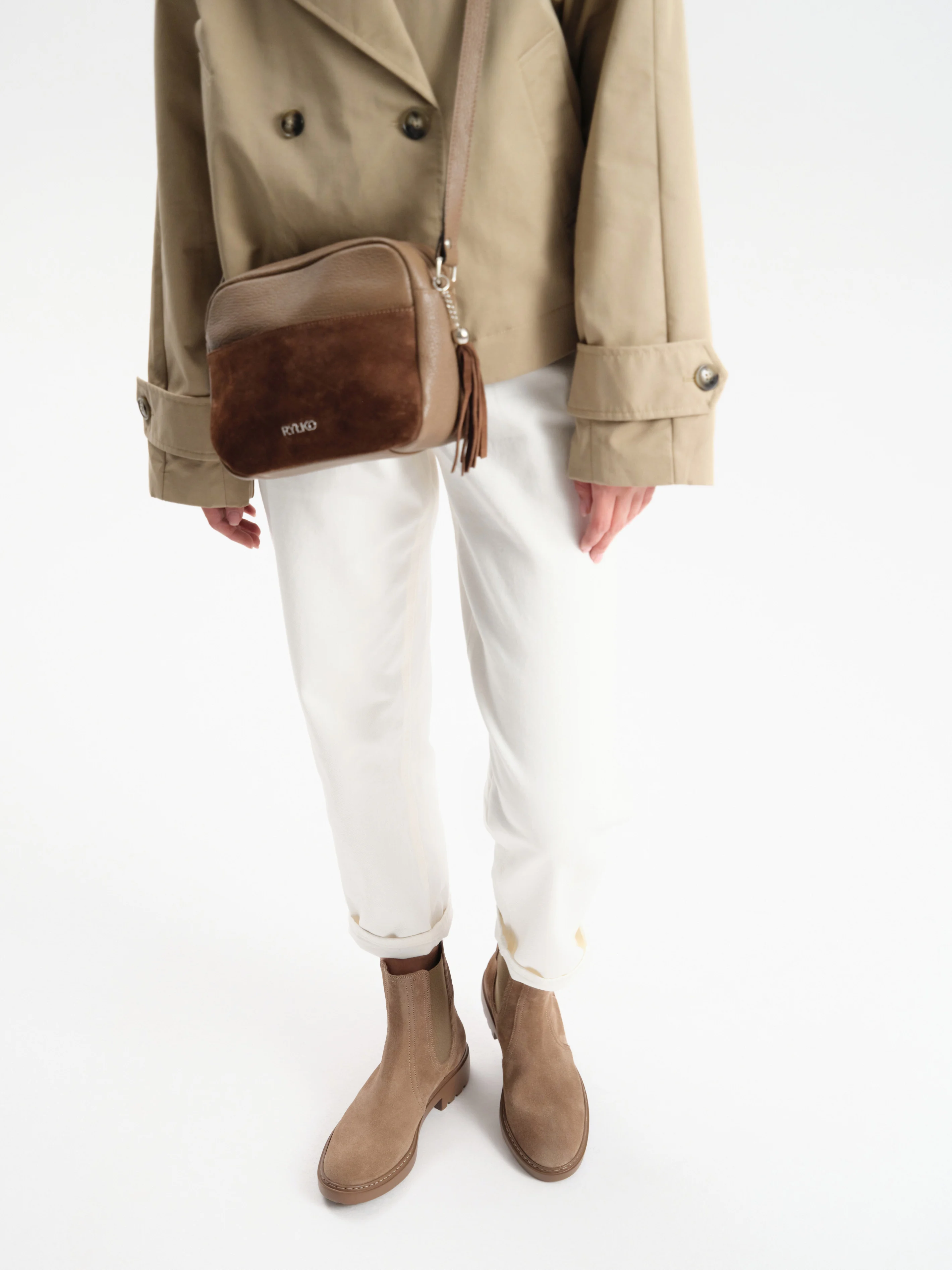 Beżowe, welurowe sztyblety damskie na lekkim spodzie