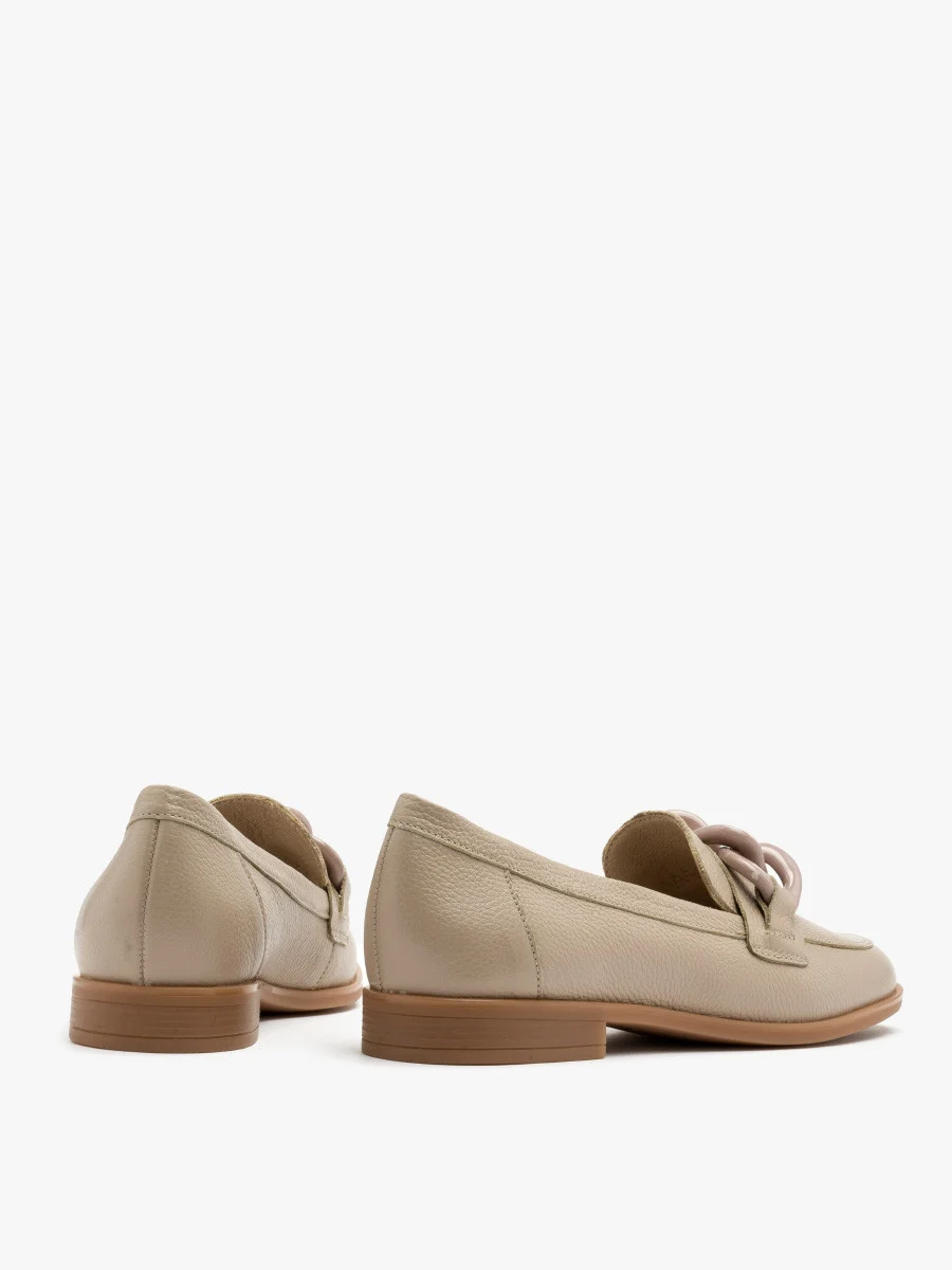 Beżowe mokasyny z masywną ozdobą